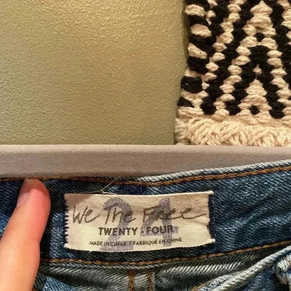 WE THE FREE JEAN DISTRESSED SHORTS CAPRIS 24 - Picture 2 of 3